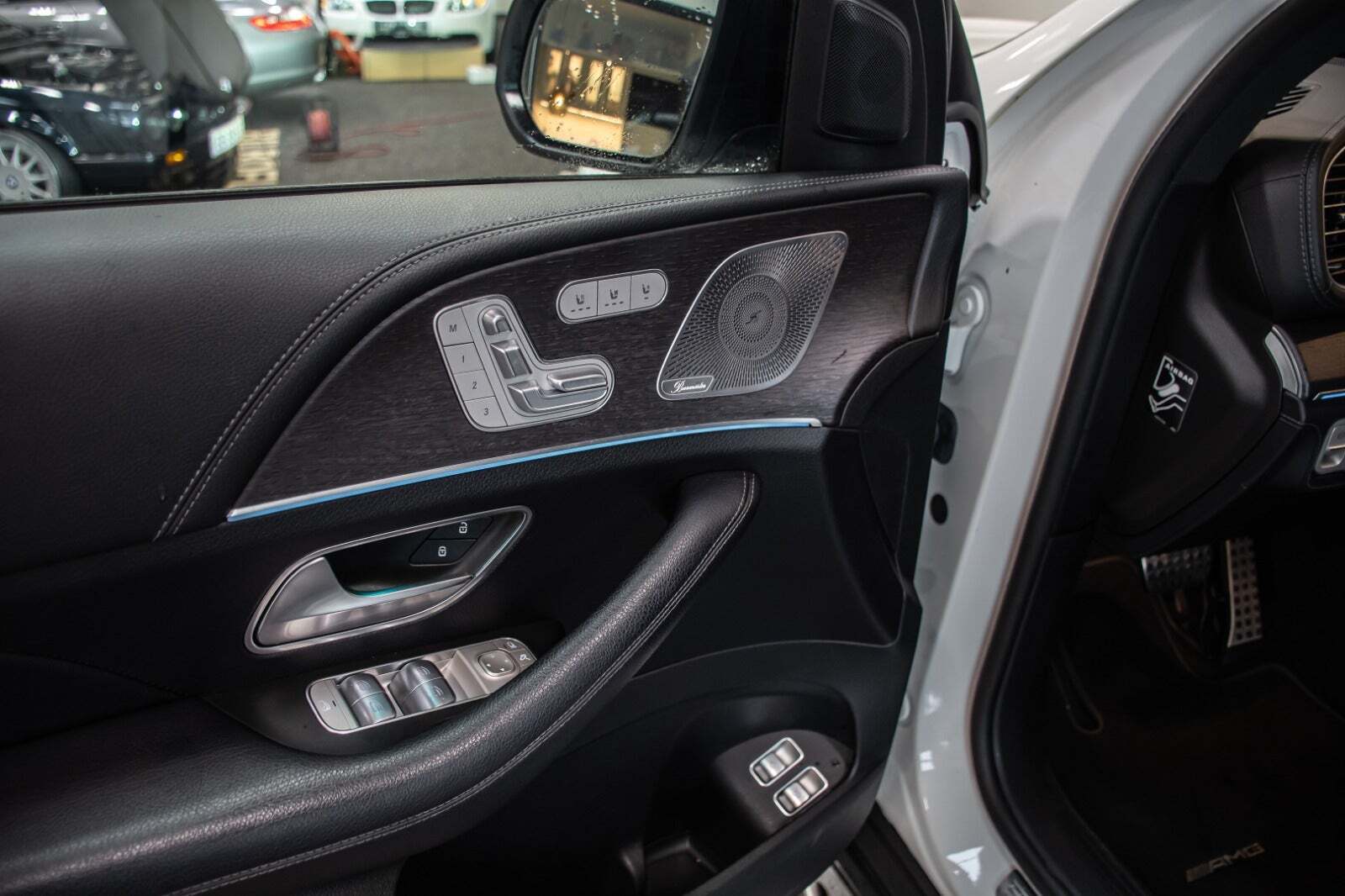 Hvid Mercedes GLS400 d fra 2020 set indefra