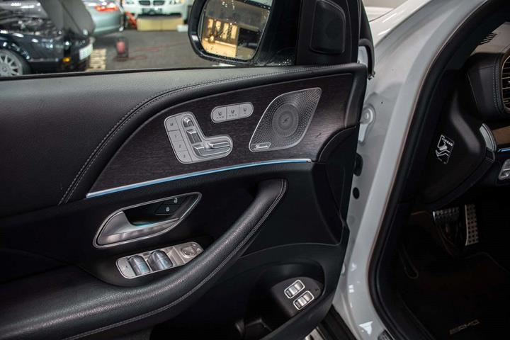 Hvid Mercedes GLS400 d fra 2020 set indefra