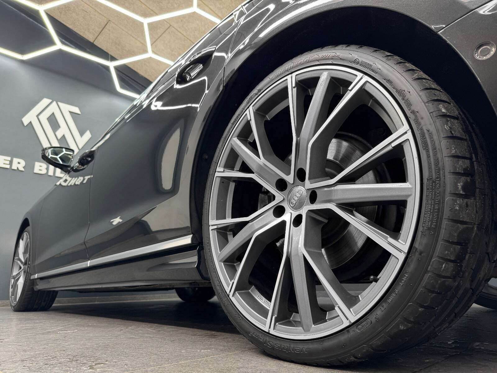 Grå Audi A8 fra 2018