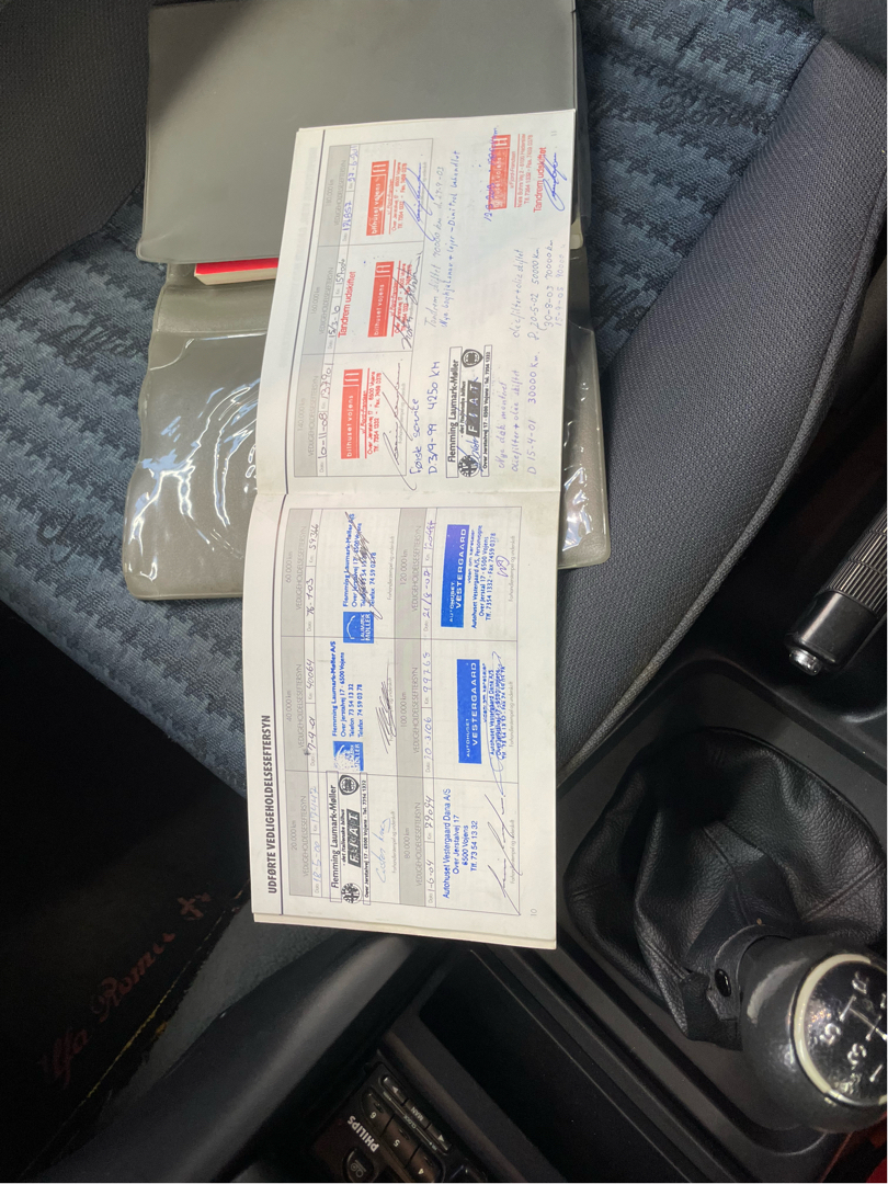 Rød Alfa Romeo 146 fra 1999 set indefra