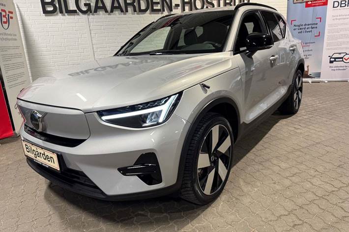 Sølv Volvo XC40 fra 2024 set udefra