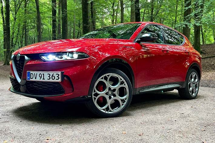 Rød Alfa Romeo Tonale fra 2023 set udefra