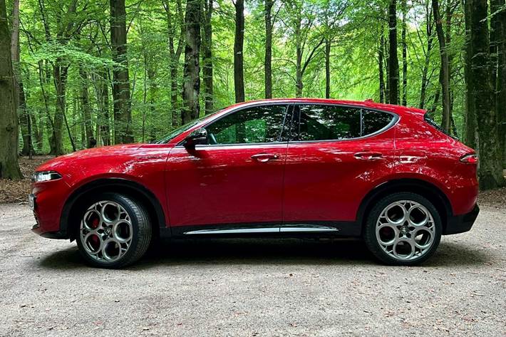 Rød Alfa Romeo Tonale fra 2023