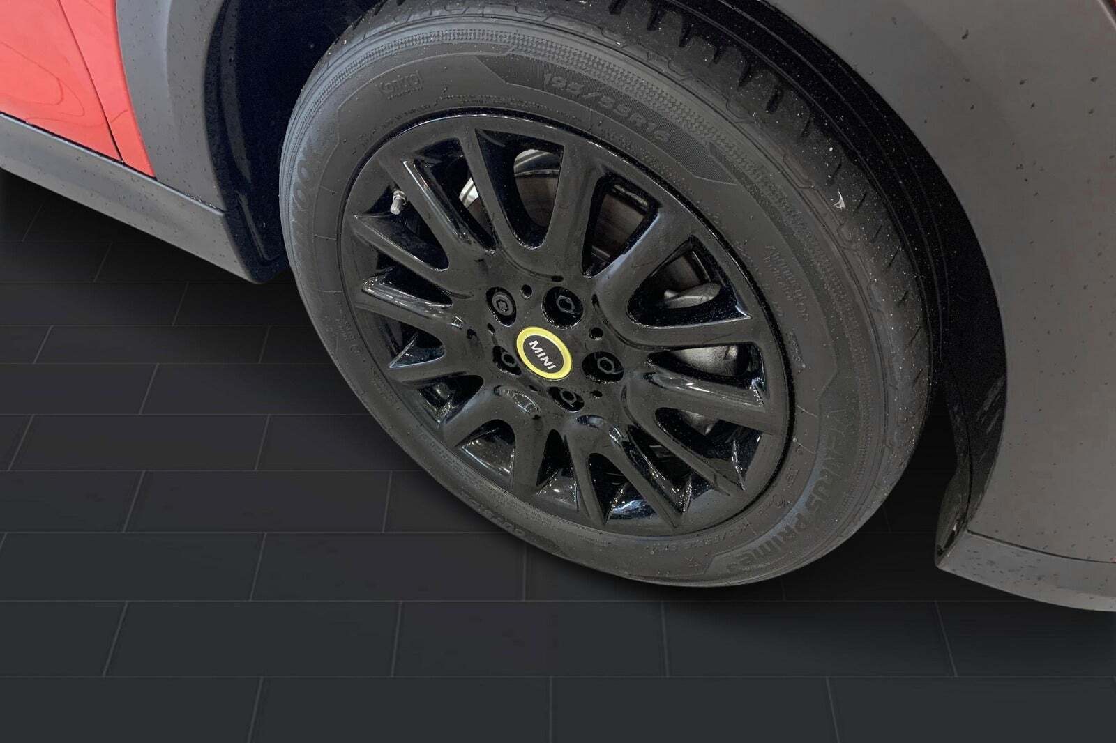 Rød Mini Cooper SE fra 2023