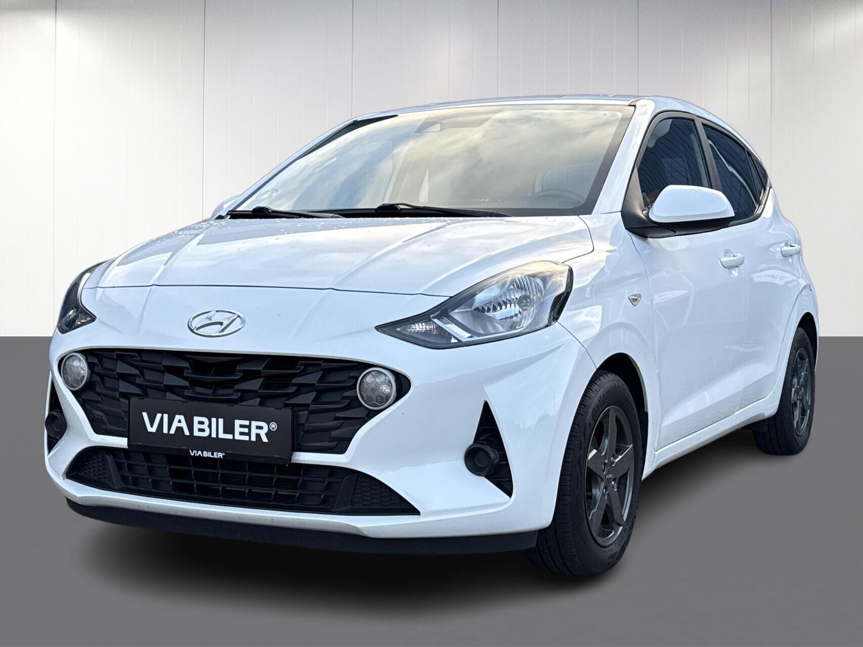 Hvid Hyundai i10 fra 2022 set udefra