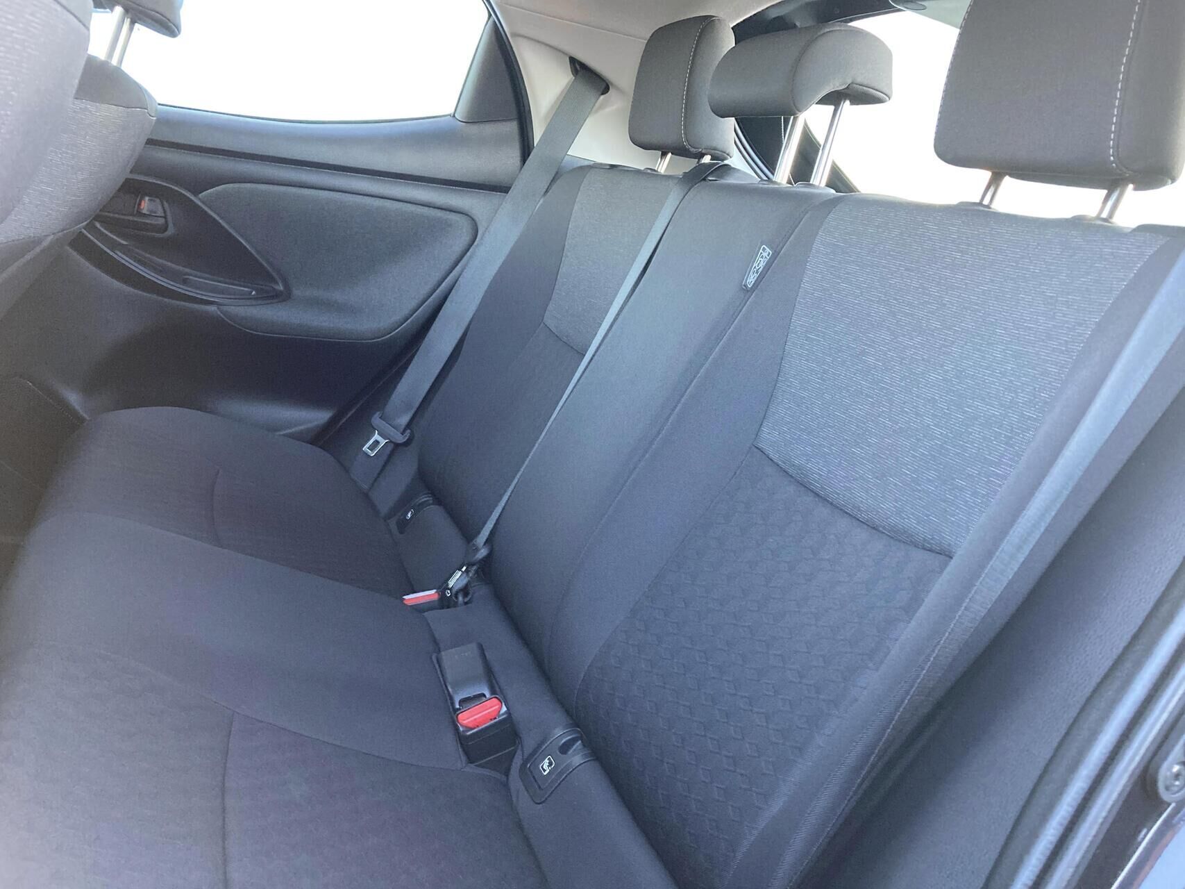 Sort Toyota Yaris fra 2022