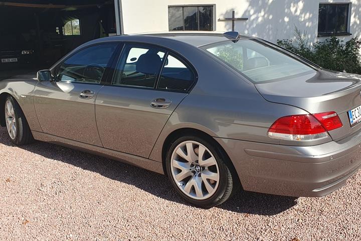 Sølv BMW 740 fra 2005