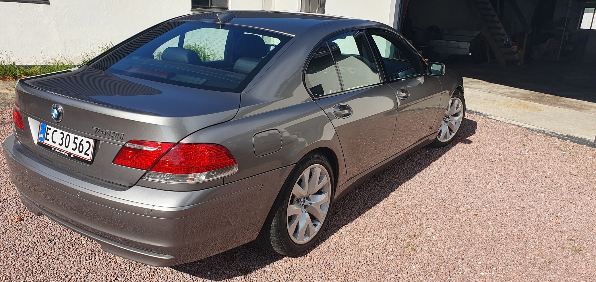 Sølv BMW 740 fra 2005