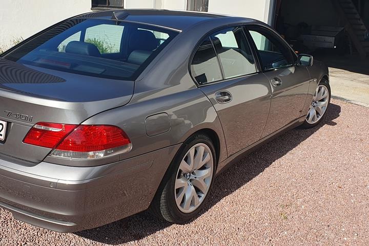 Sølv BMW 740 fra 2005