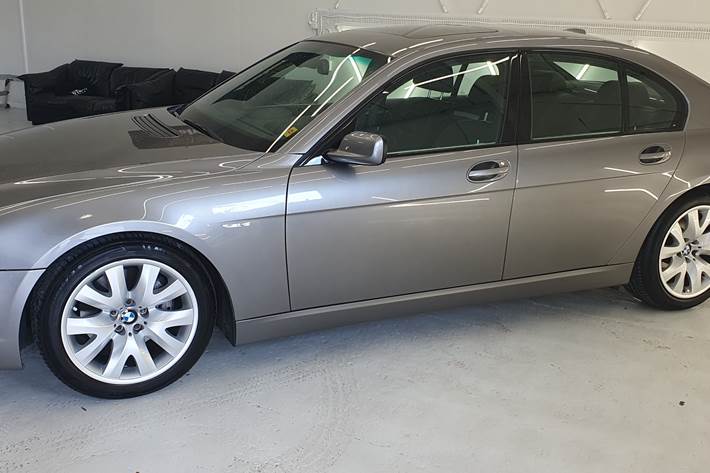 Sølv BMW 740 fra 2005