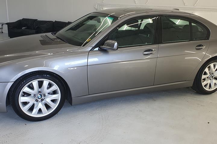 Sølv BMW 740 fra 2005