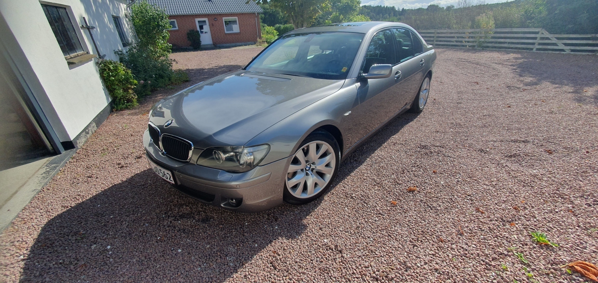 Sølv BMW 740 fra 2005