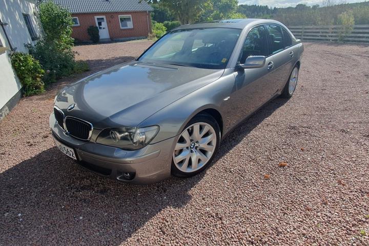 Sølv BMW 740 fra 2005
