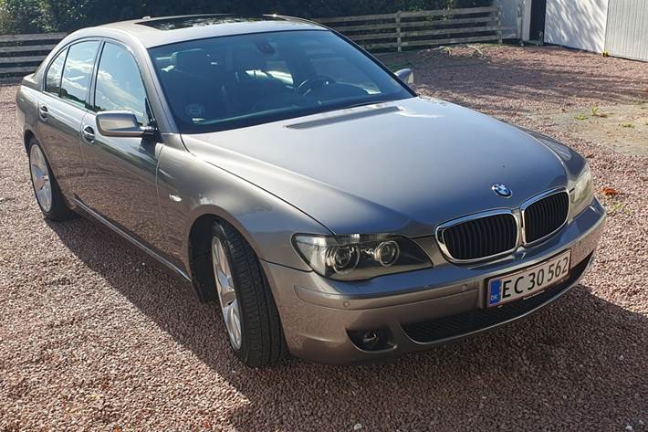Sølv BMW 740 fra 2005