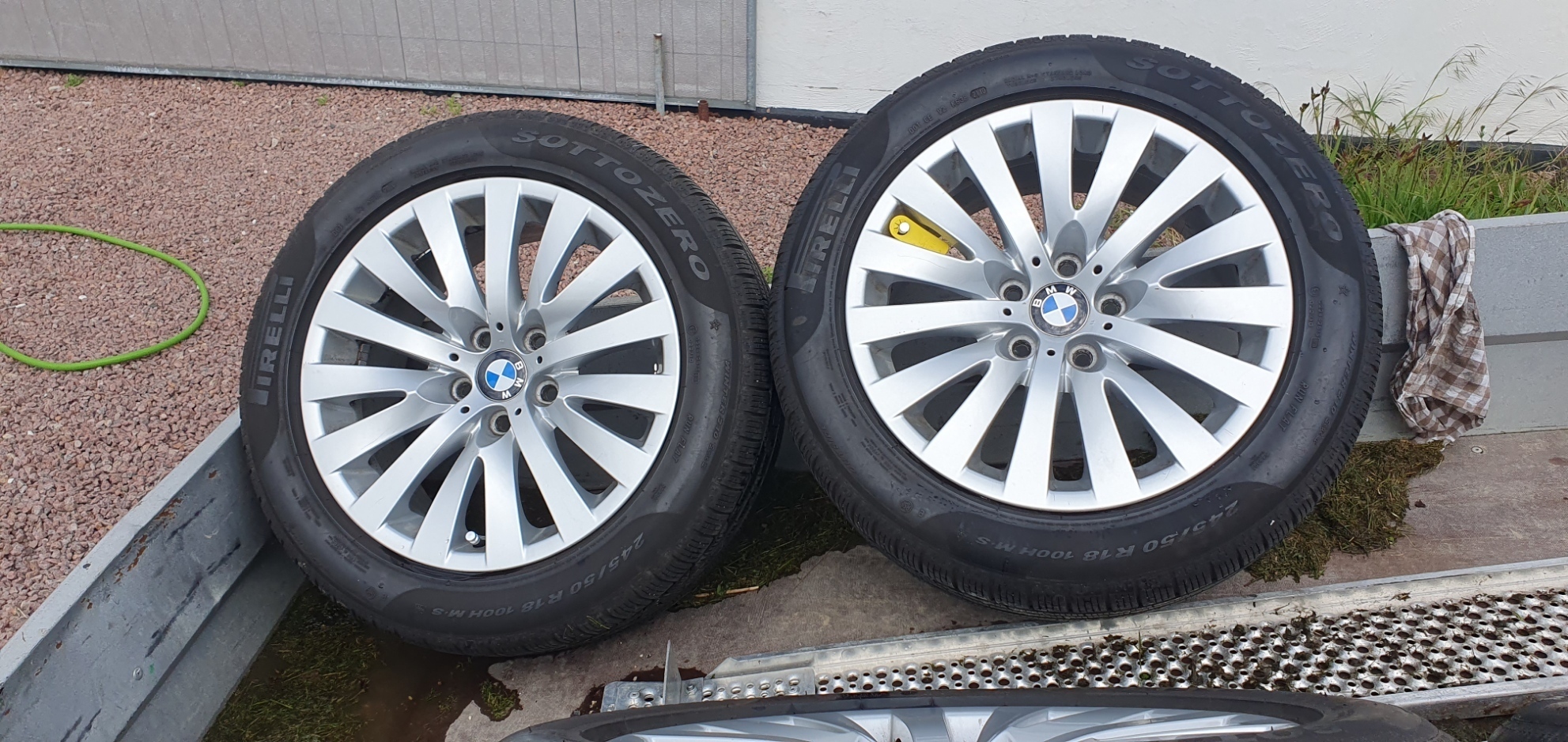 Sølv BMW 740 fra 2005