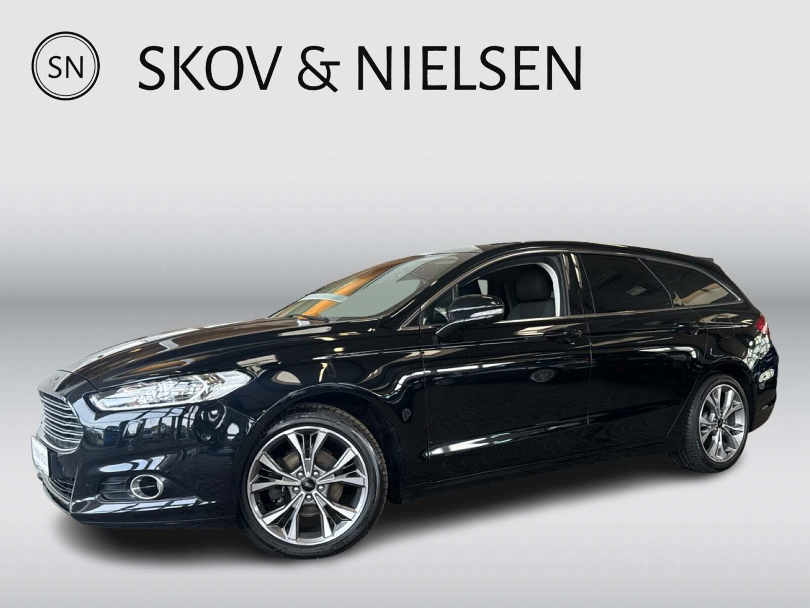 Sort Ford Mondeo fra 2018 set udefra