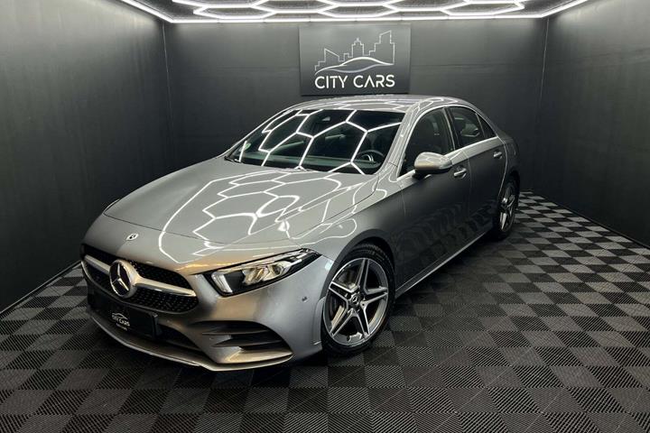 Grå Mercedes A200 fra 2021 set udefra