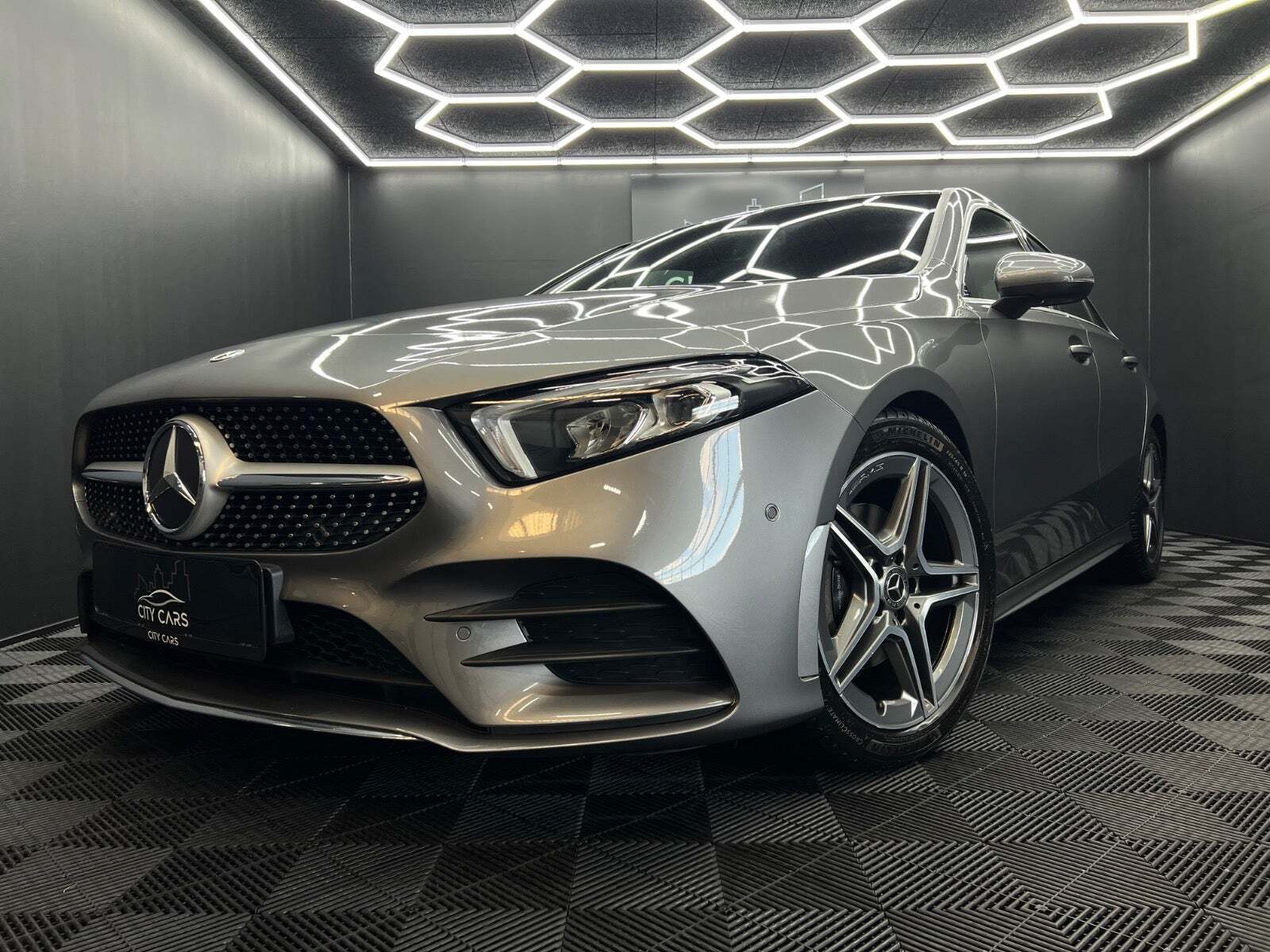Grå Mercedes A200 fra 2021