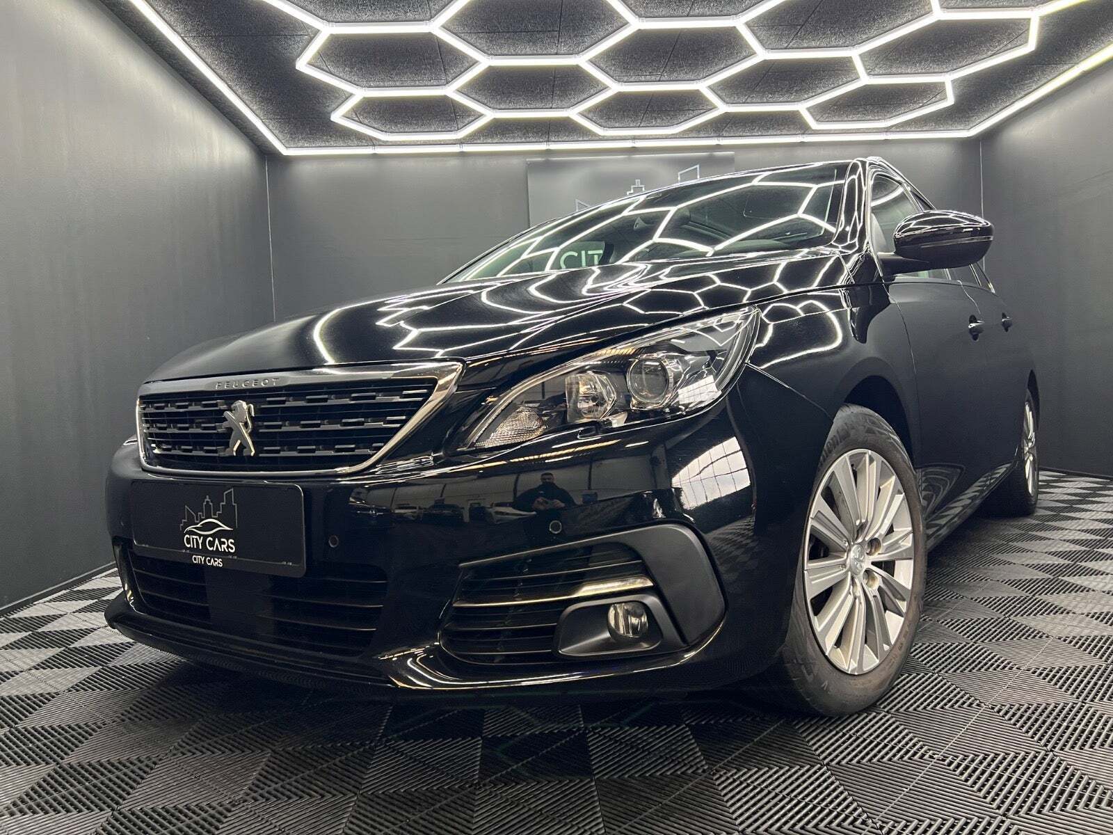 Sort Peugeot 308 fra 2017