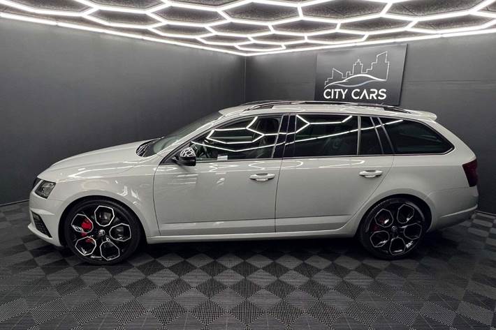 Grå Skoda Octavia fra 2018