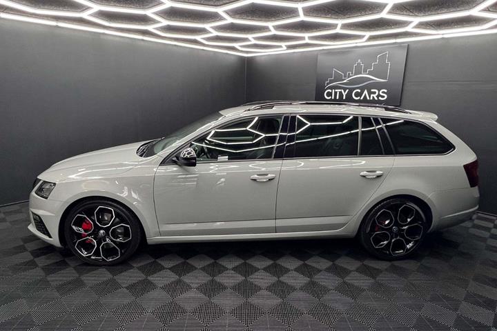 Grå Skoda Octavia fra 2018