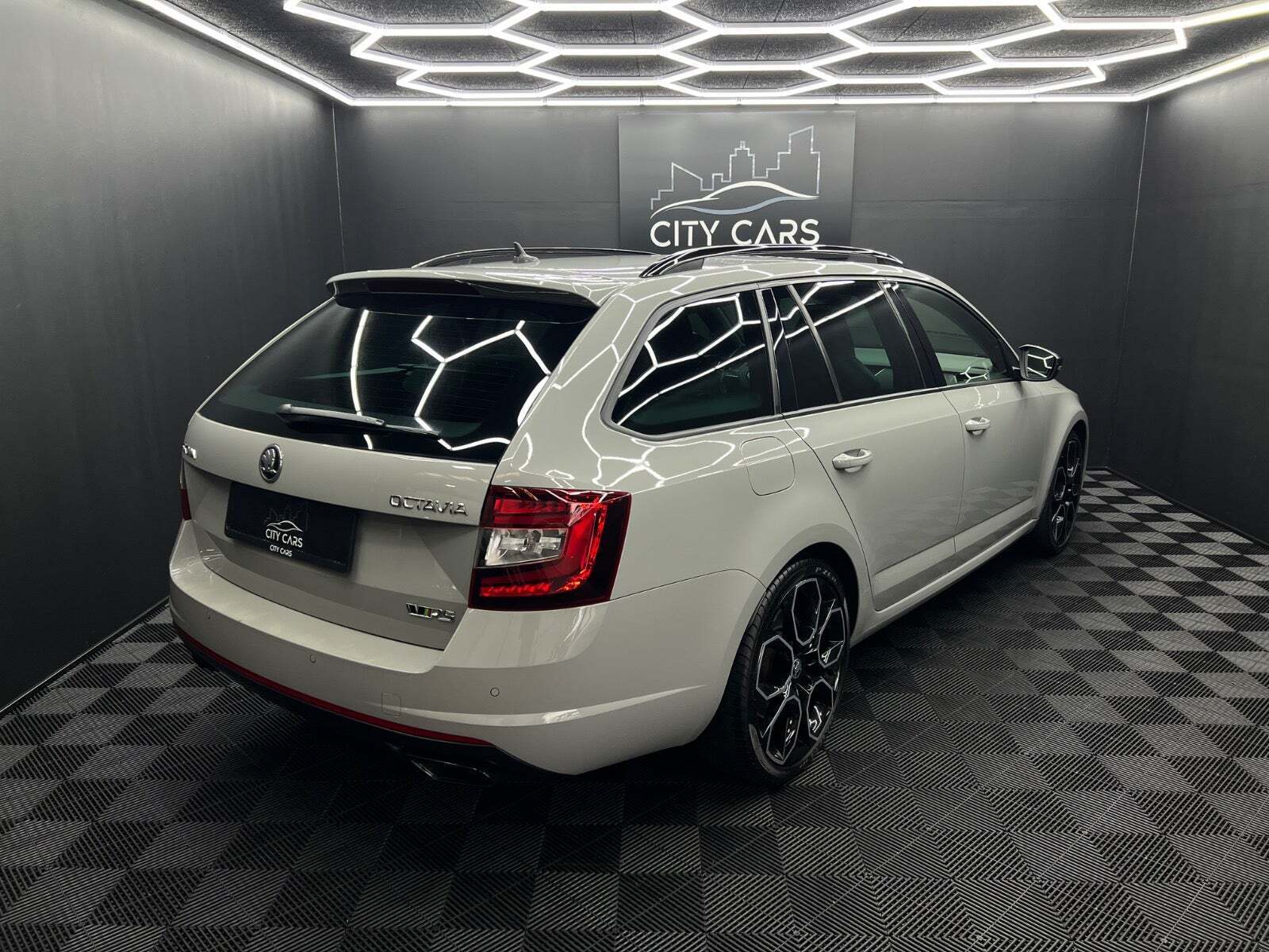 Grå Skoda Octavia fra 2018