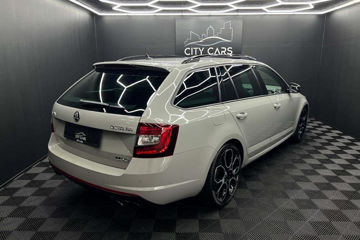 Grå Skoda Octavia fra 2018