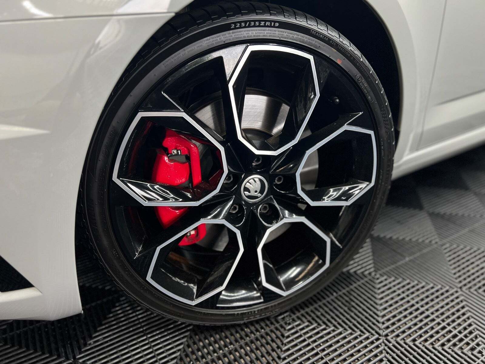 Grå Skoda Octavia fra 2018