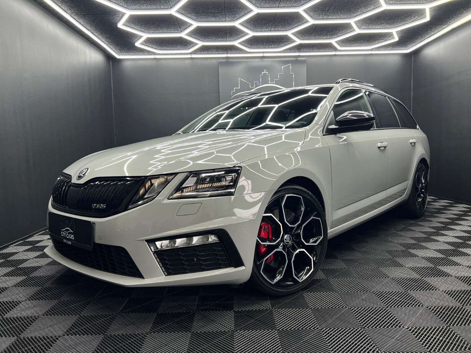 Grå Skoda Octavia fra 2018
