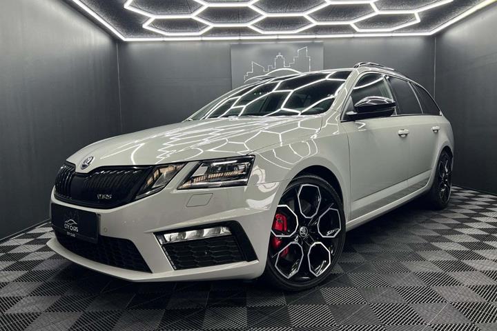 Grå Skoda Octavia fra 2018