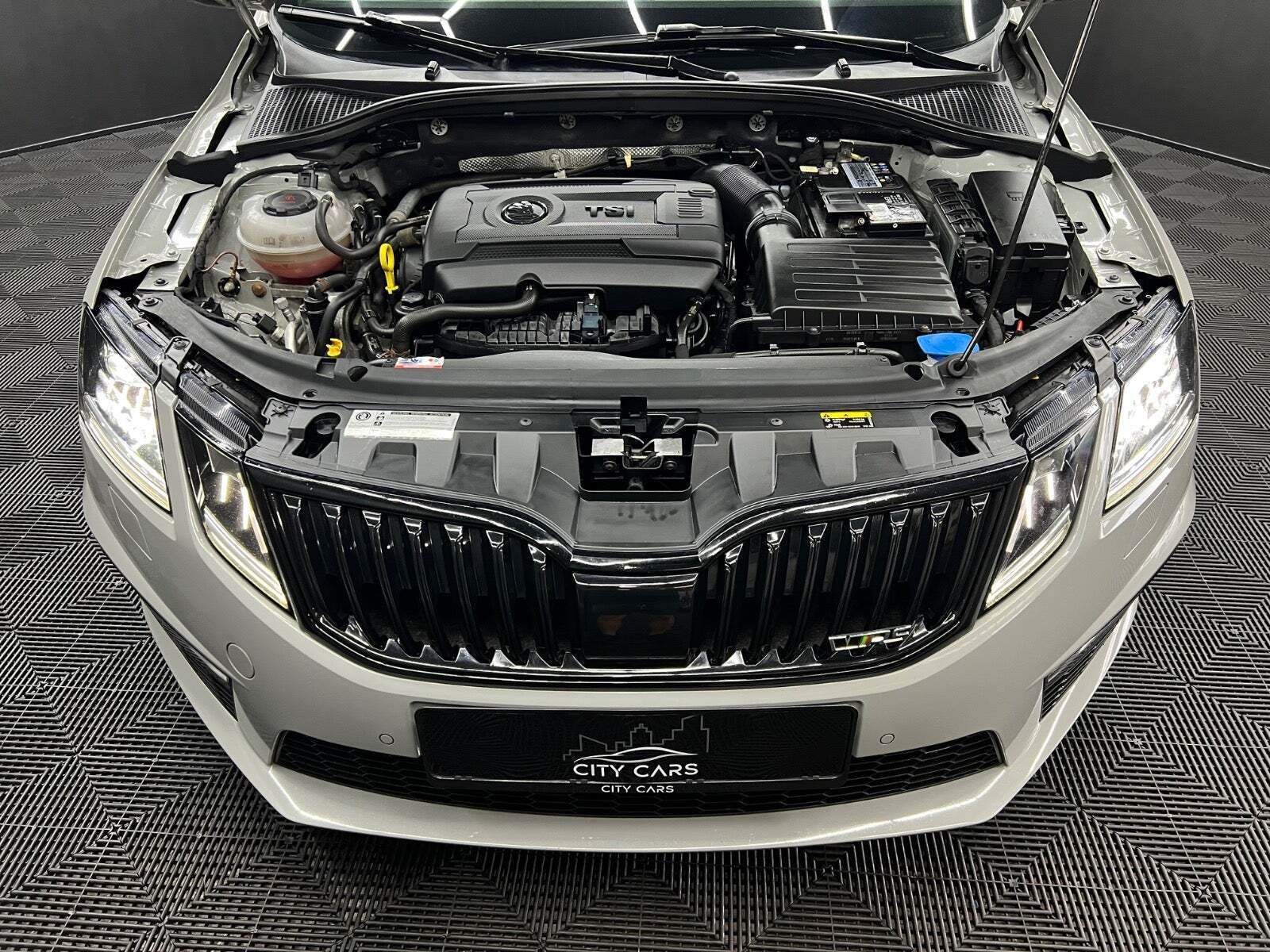 Grå Skoda Octavia fra 2018