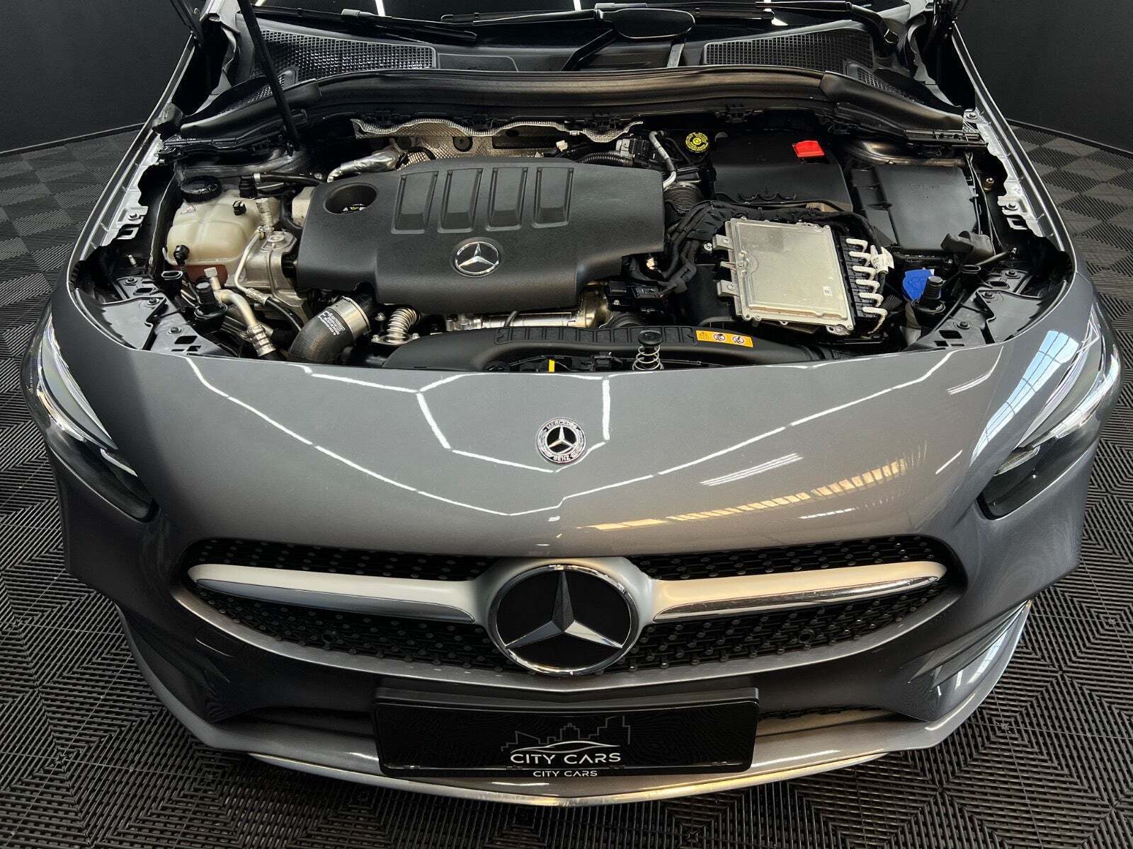 Grå Mercedes B220 d fra 2020