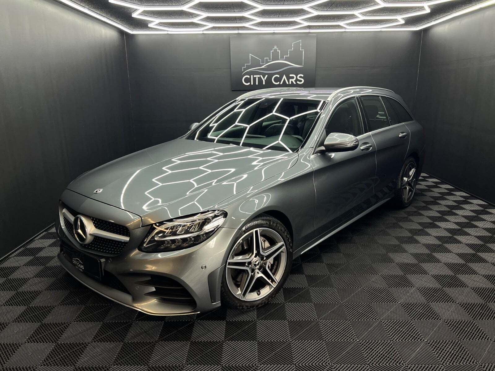 Grå Mercedes C220 d fra 2020 set udefra