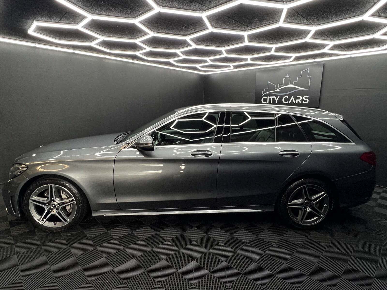 Grå Mercedes C220 d fra 2020