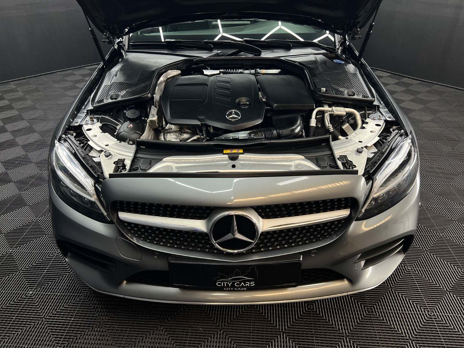 Grå Mercedes C220 d fra 2020