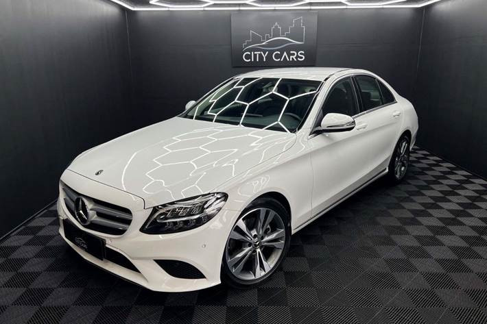 Hvid Mercedes C220 d fra 2018 set udefra