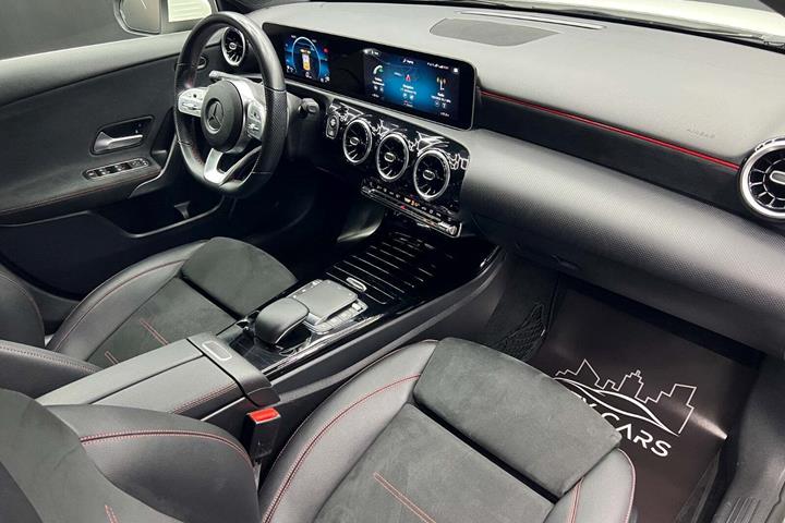 Hvid Mercedes A220 d fra 2020 set indefra