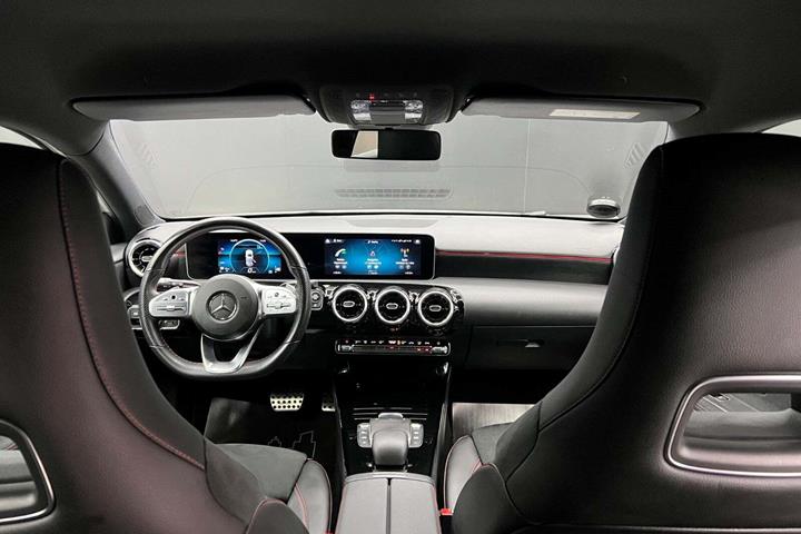 Hvid Mercedes A220 d fra 2020 set indefra