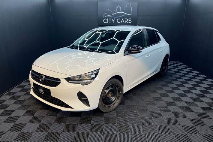 Hvid Opel Corsa fra 2022 set udefra