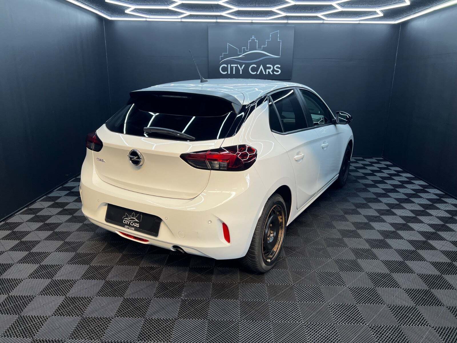 Hvid Opel Corsa fra 2022