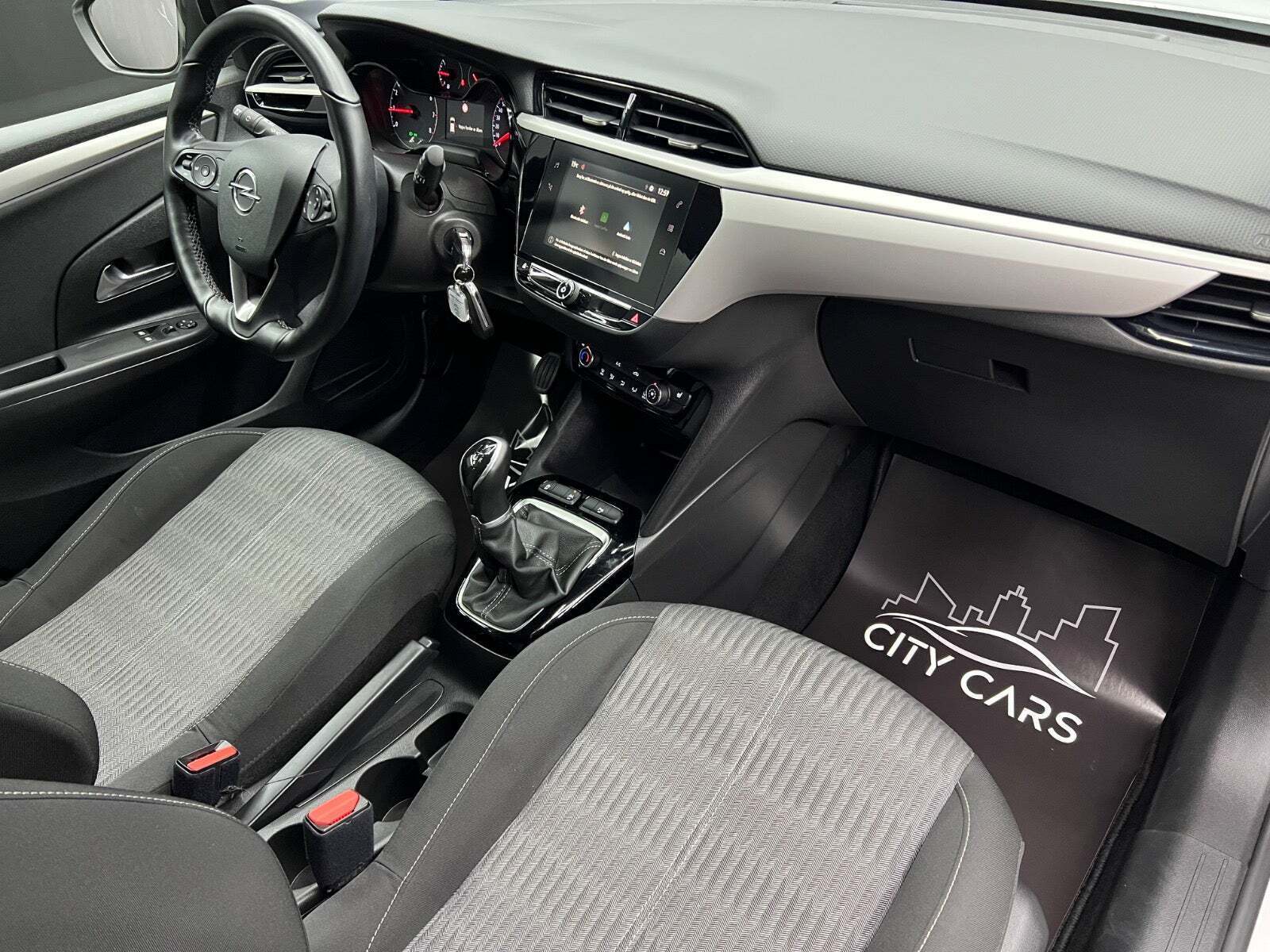 Hvid Opel Corsa fra 2022