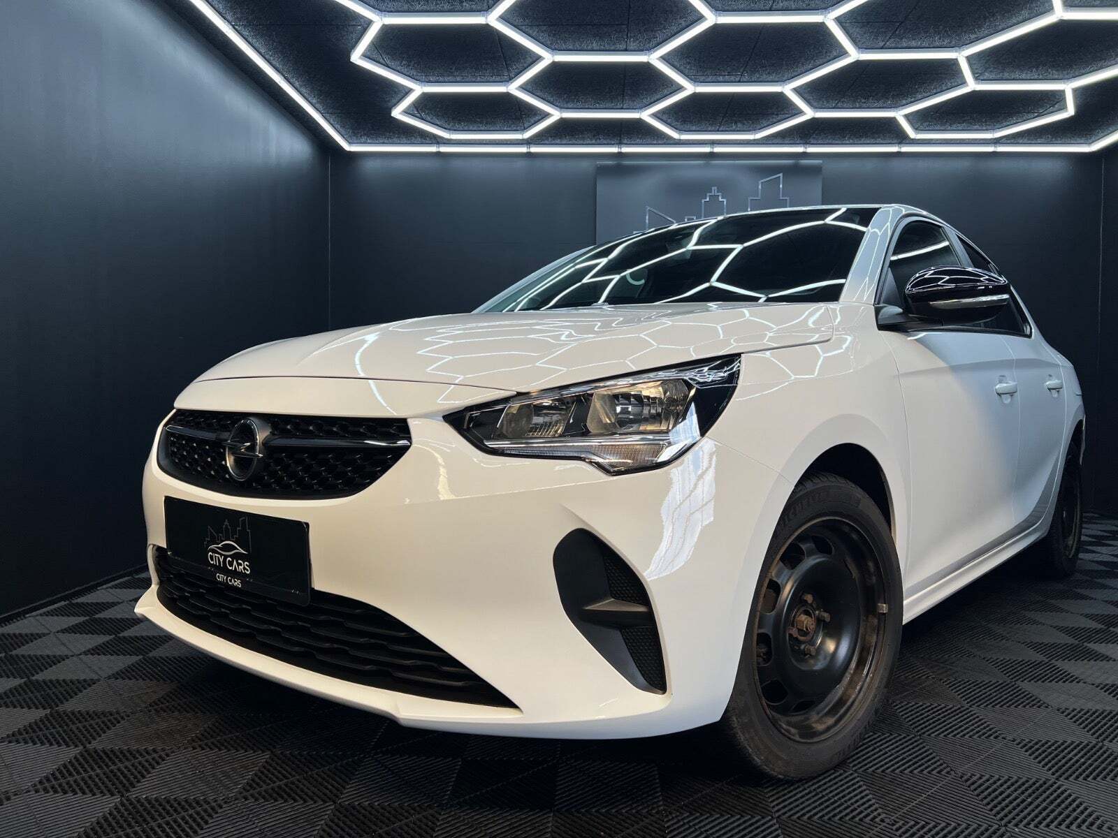 Hvid Opel Corsa fra 2022