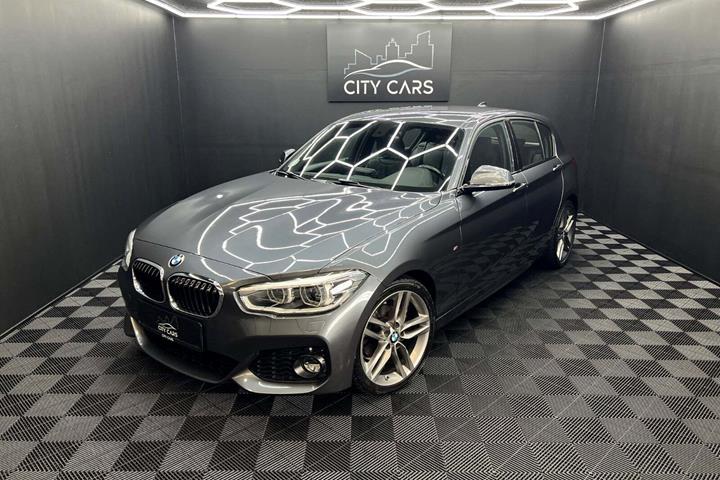 Grå BMW 118i fra 2019 set udefra