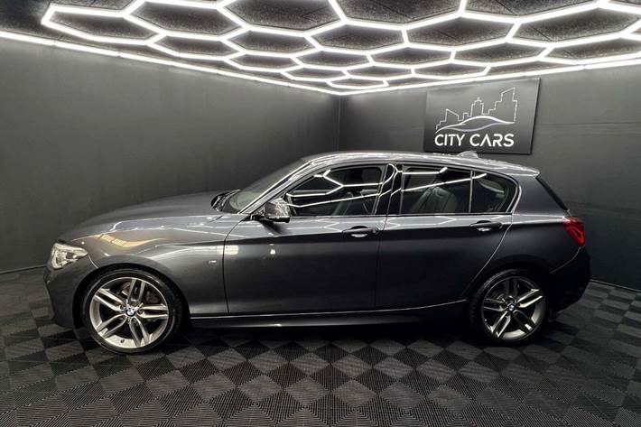 Grå BMW 118i fra 2019