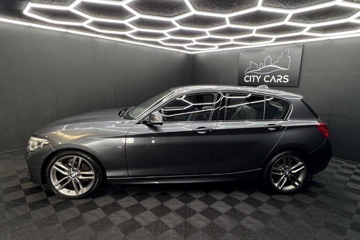Grå BMW 118i fra 2019