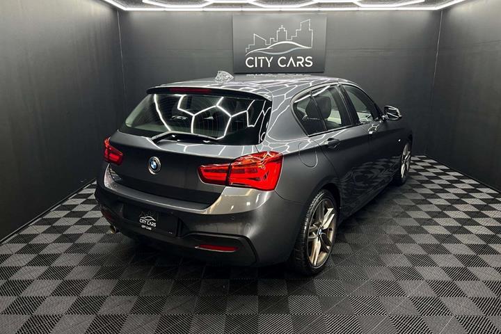 Grå BMW 118i fra 2019