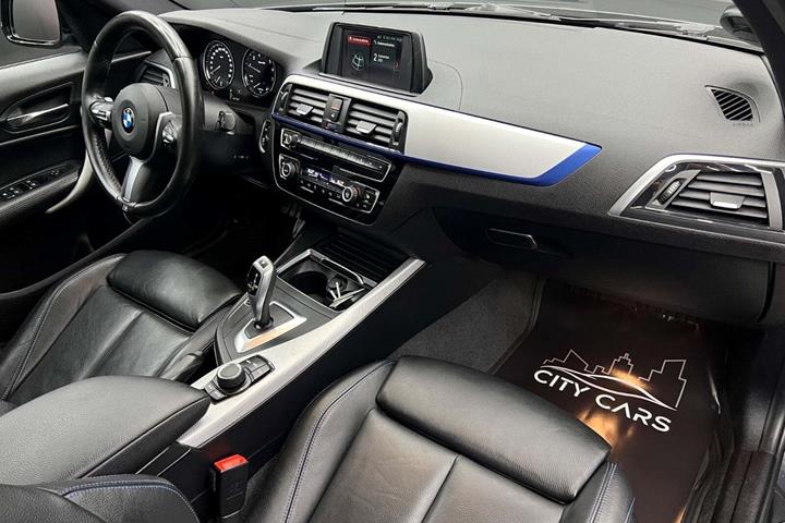 Grå BMW 118i fra 2019