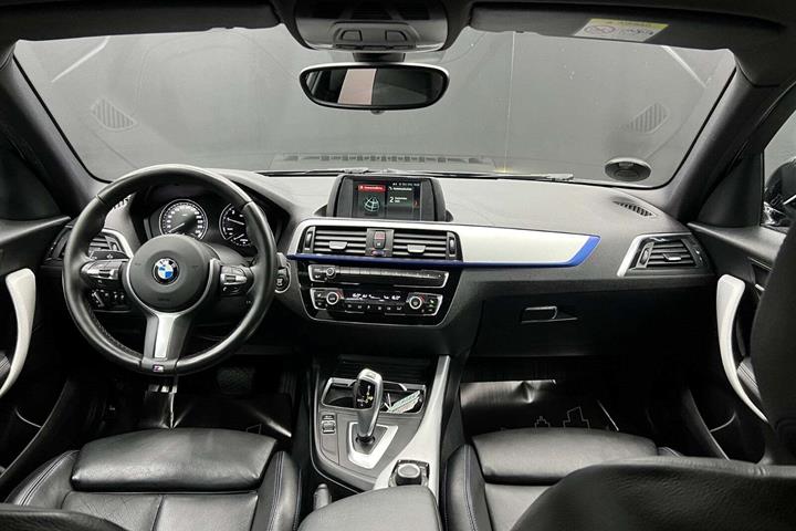 Grå BMW 118i fra 2019 set indefra