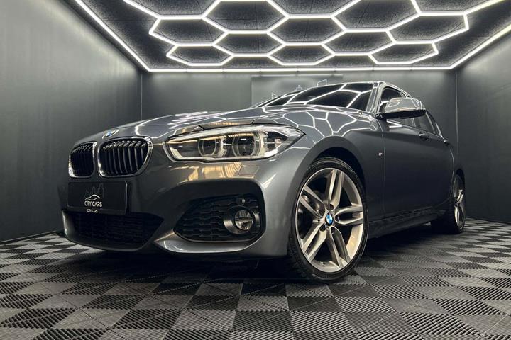 Grå BMW 118i fra 2019