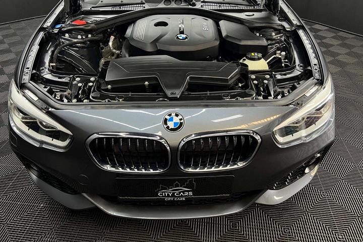 Grå BMW 118i fra 2019 set udefra